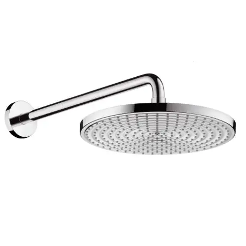Hochglänzende Kopfbrause von Hansgrohe mit runder Form und gleichmäßig angeordneten Strahldüsen, an einem verchromten Brausearm montiert.